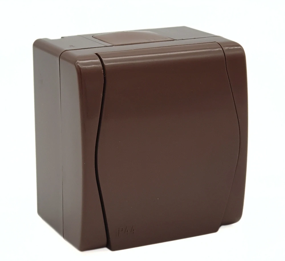 Zásuvka ALFA AV-2+F hnedá s ochr.kolíkom IP44